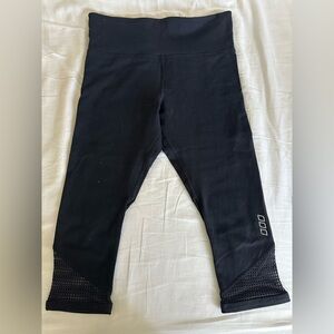 LORNA JANE Capri Leggings with mesh cutout